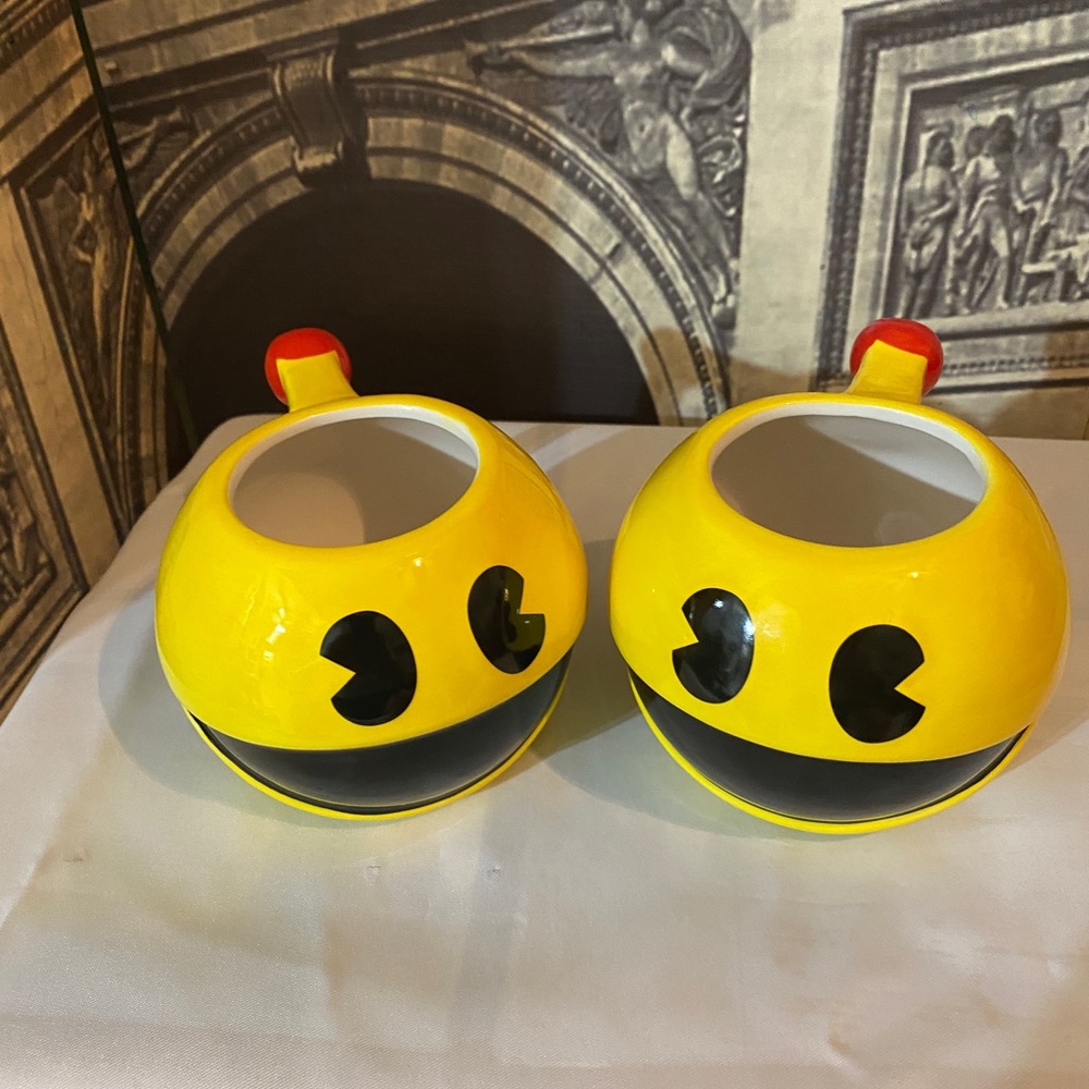 PAC-MAN matching coffee mugs
